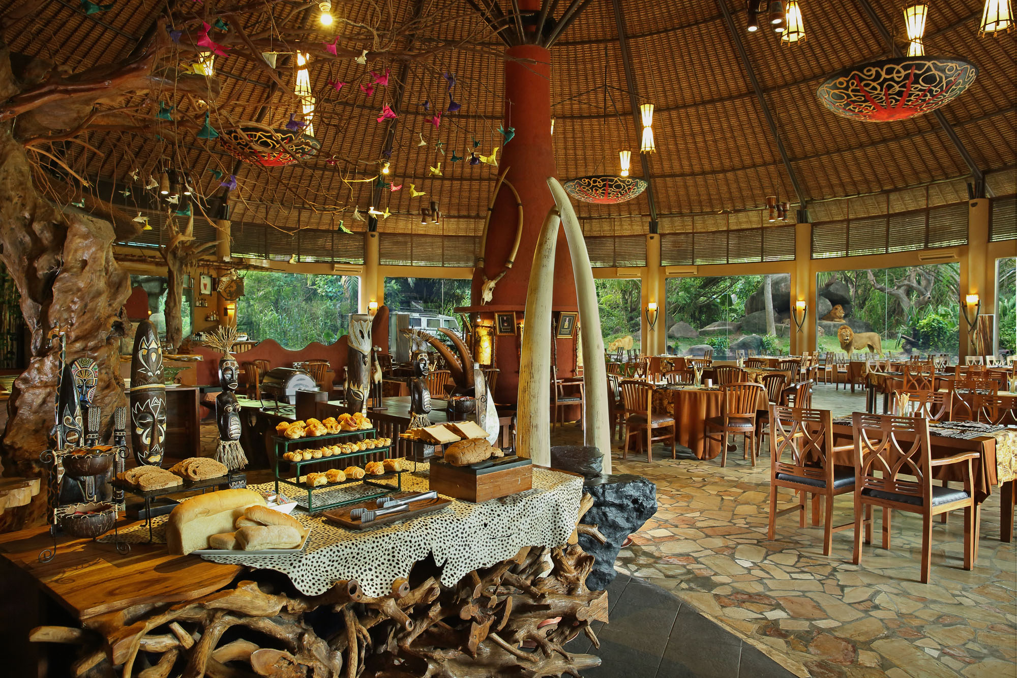 Tsavo Lion 9 Bali Resto Unik