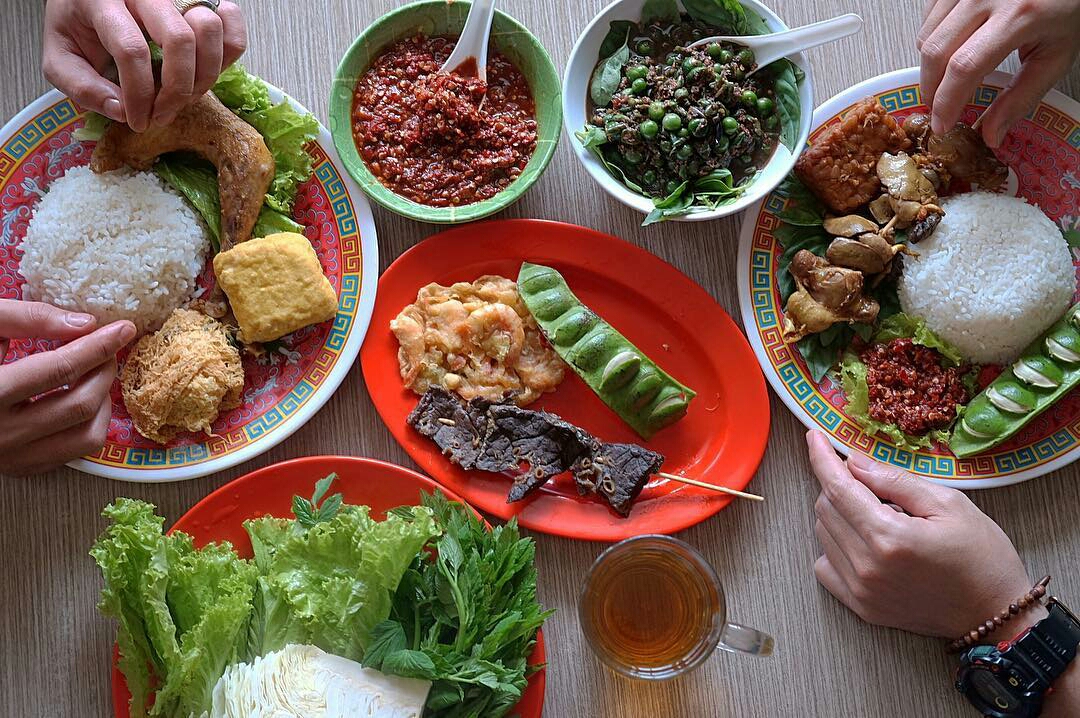 Warung Nasi Ibu Imas Spot Ayam Goreng yang Rasanya Paling Jempolan Di Bandung