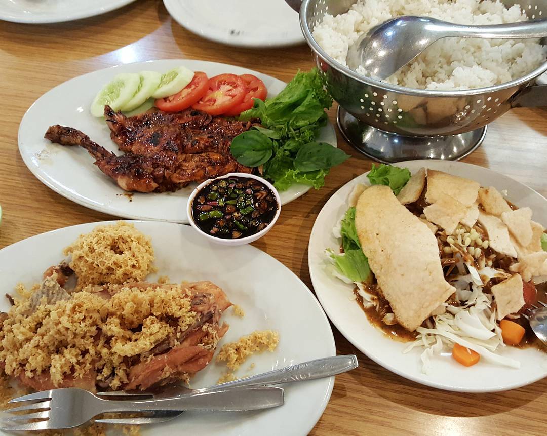 Ayam Goreng Suharti Spot Ayam Goreng yang Rasanya Paling Jempolan Di Bandung