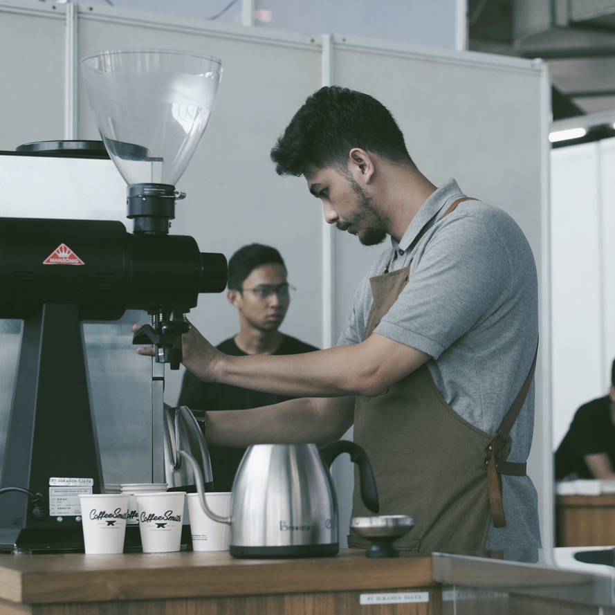 Tampang 5 Barista Keren yang Bikin Kopimu Jadi Lebih Manis