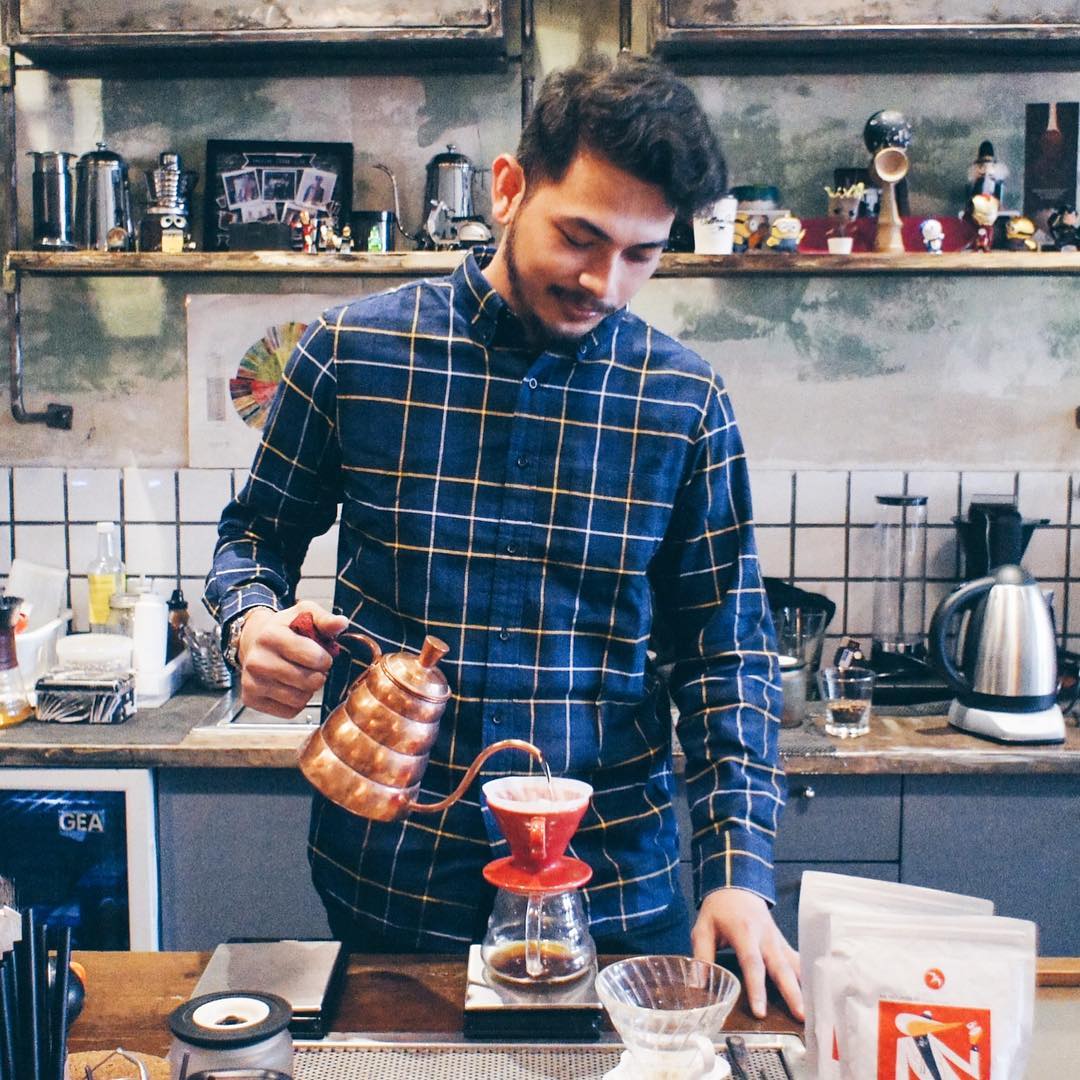 Tampang 5 Barista Keren yang Bikin Kopimu Jadi Lebih Manis