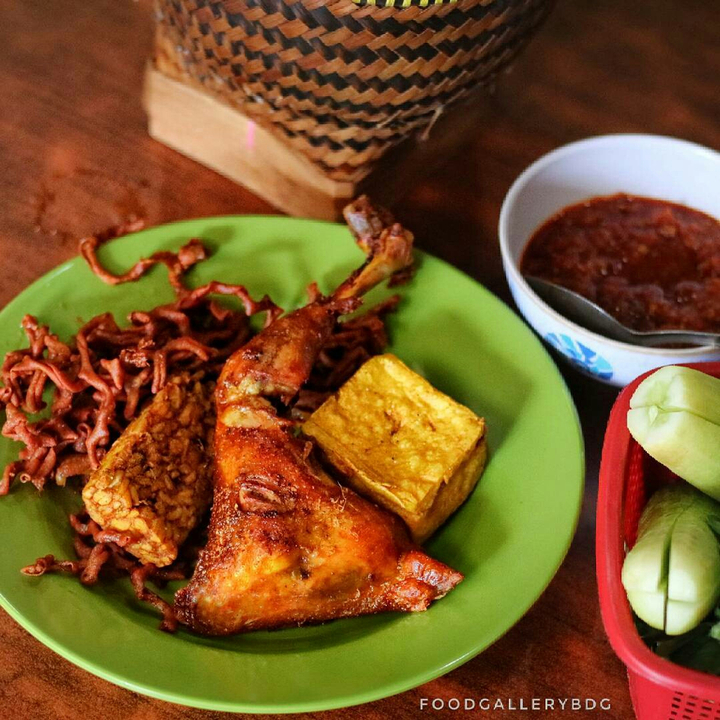 6 Ayam Goreng Super Enak Di Bandung Yang Selalu Bikin Ngiler