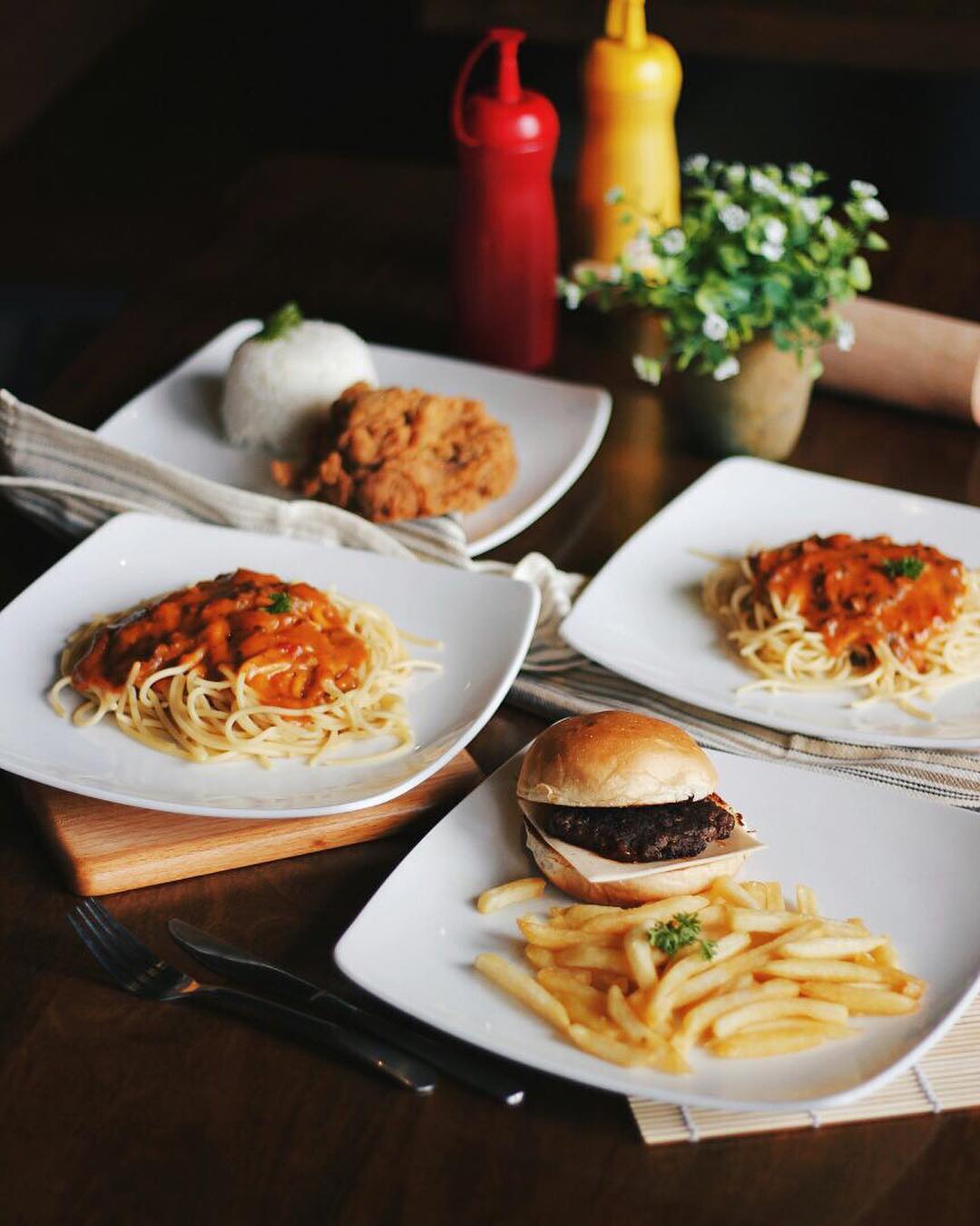 Serunya Kumpul Seru di Spot Makan Legendaris di Bandung