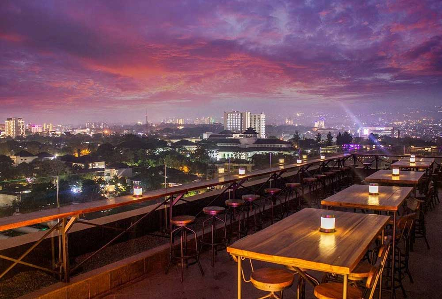 5 Rooftop Restoran Keren  di Bandung  Buat Tenangkan Pikiran