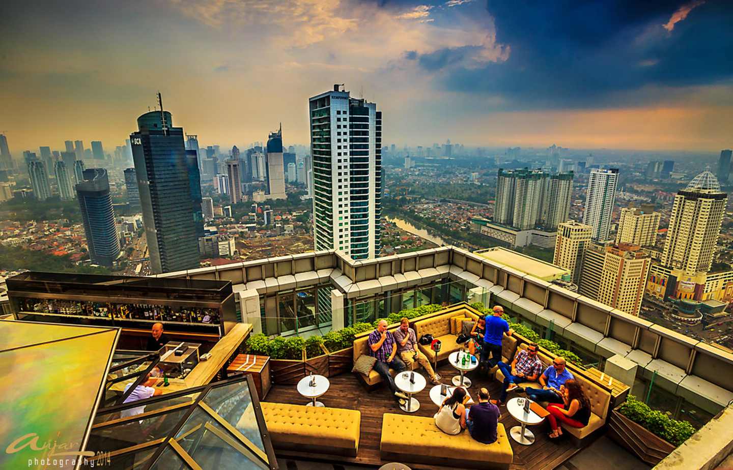 10 Rooftop Bar Keren Di Jakarta (Part II)
