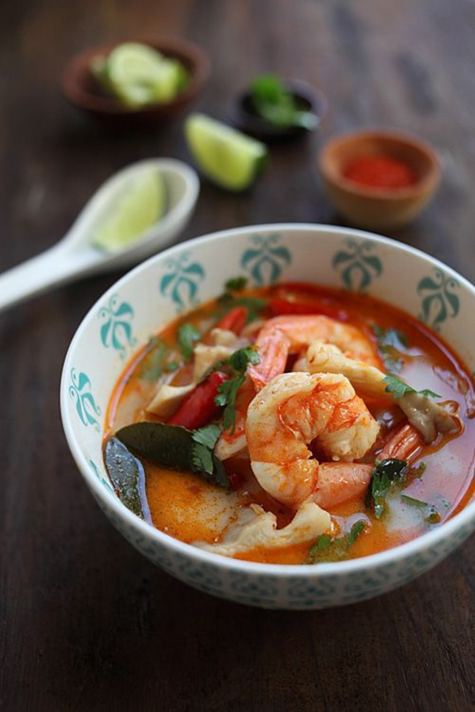 Том ям рецепт бельковича. Tom Yum Goong. Thai Tom Yum Goong. Тайский суп том ям.