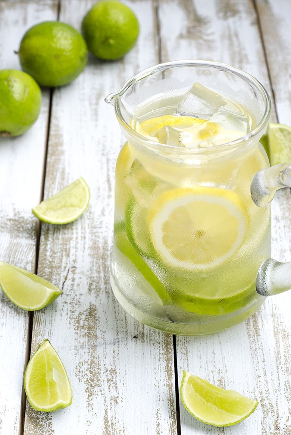 Сок лимона вода корица. Лайм мята лимон Эстетика. Лимонный детокс. Лаймовый лимонад. Вода с лимоном.