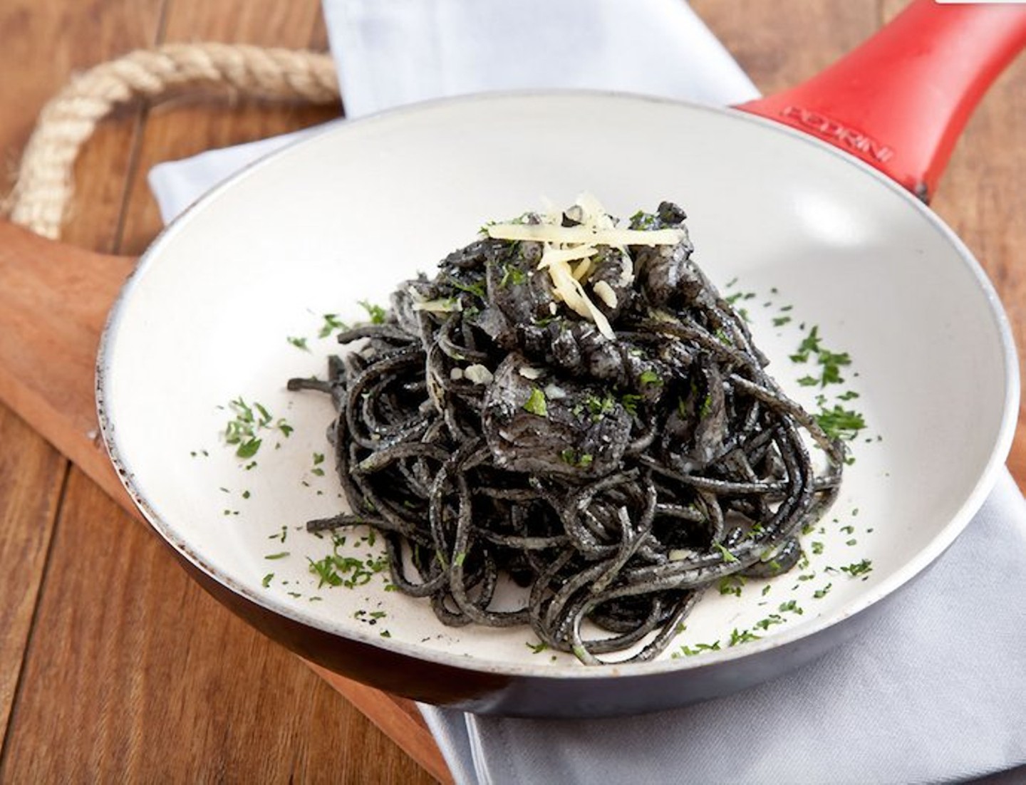 9 Pasta &amp; Mie Hitam yang Gak Bikin Weekend Kamu kelam