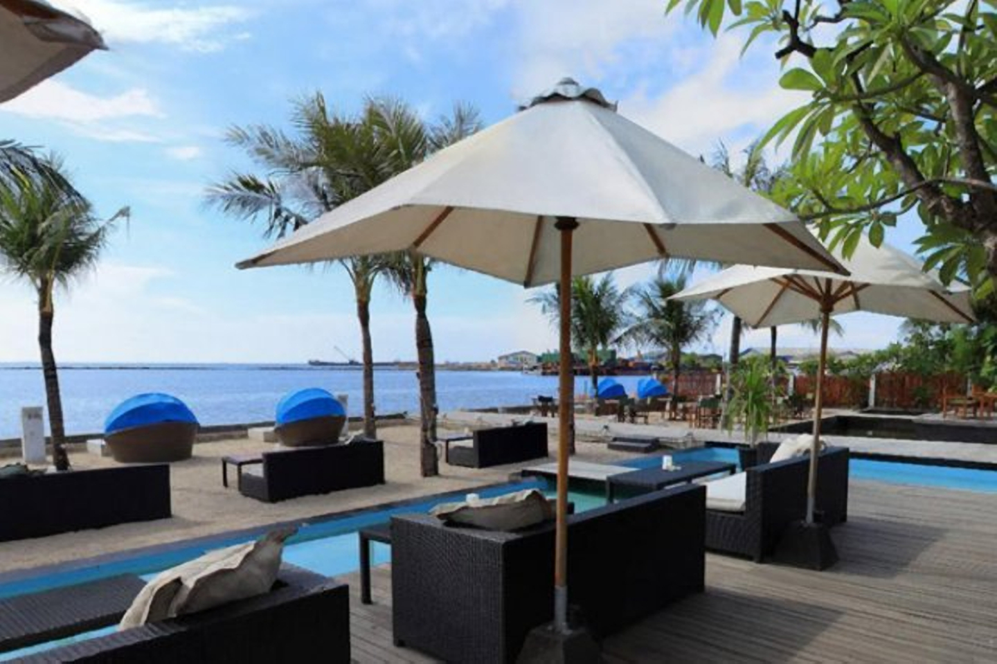 6 Restoran  Pinggir Pantai  Yang Bikin Kamu Serasa di  Bali 