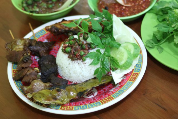 Spot Nasi Rames  Favorit Untuk Makan Malam Di Bandung