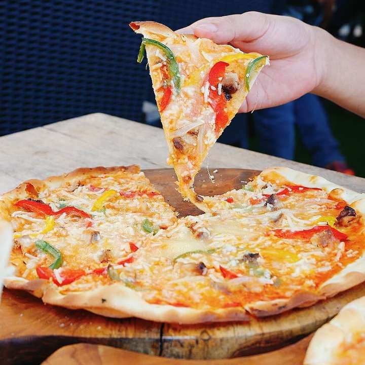 pizza nikmat ini bakalan makin lezat kalau disantap bareng cocolan saus sambal! - Photo 3