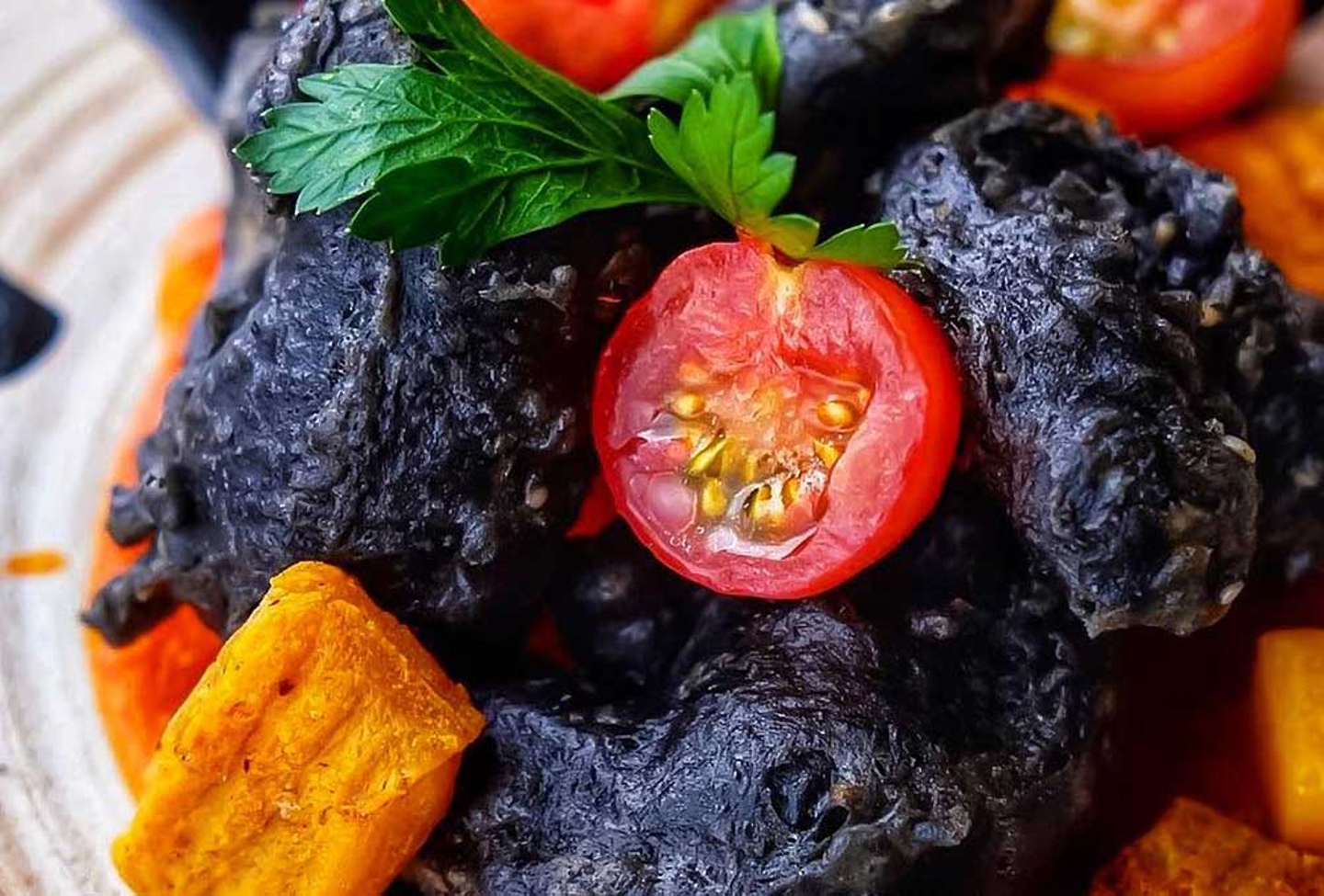 5 Menu Hitam Pekat  yang yang Berhasil Memikat Pengguna 