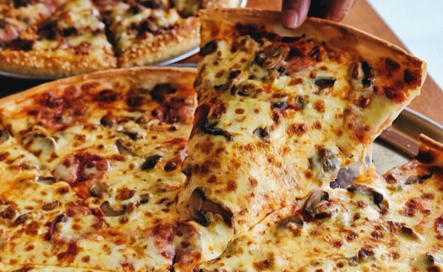 7 Pizza Tipis di Jakarta yang Renyahnya Bikin Ketagihan