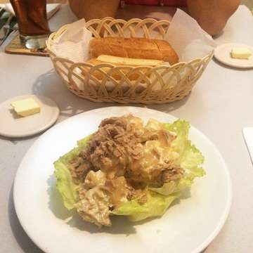 Ceritanya mau diet salad biar kurus. 😆 #lunch #saladeduthon #tunasalad #ondiet
