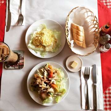 Salade du poulet et mimosa. Bon appetit! 😋 #salad #greenday #mimosa #frenchcuisine #bonappetit