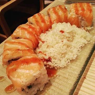Salmon sushi roll 🍣🍣🍣
#salmon #roll #salmonsushi #sushiroll #sushitei #yummy #japanesefood #japanese #delicious #instafood #nofilter #dinner #dinnertime #starving #potd #tagforlikes