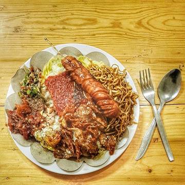 Ka-BOOM !!! 💣💣
.
This Nasi Pedas from @nasipedesbalibarong surely contain highly explosive chillies 🌋🌋
.
Grilled rice [nasi bakar] featuring great hot side dishes are truly amazing ! Thanks for the superb recommendation @ay_caem 😉😉. Your recos never fail me 🙌🙌...
.
"Ayok kapan-kapan ke sini bareng !"
.
@goodlifebca
.
.
.
#wtfoodies #anakjajan #Food #Foodporn #Foodism #Foodgasm #Mouthgasm #PicsOfTheDay #nomnom #Foodpics #Foodlover #Instapics #FoodOfTheDay #Foodgram #FoodPhotography #keluarmakan #LikeForLike #handsinframe #makansampaikenyang #jakartafoodie #kulinerjakarta #gwstarving #traditionalfood #wallofindonesia #NasiPedasBaliBarong #walloftaste #wethefoodiesxgoodlifebca