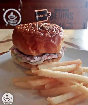 Ms. white Burger 😳

#burger #burgers #cute #yummy #menus #menu #food #fries #mazeltovbeerhouse #spazio #lunch #foodblogger #kuliner #surabaya