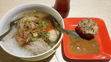 Leh Uga Part 2.
Nyum mumpung lagi hujan... Bakso telor + sumsum & siomay jamur 👌
.
.
.
#bakso #telor #baksotelor #sumsum #meatballs #soup #bigsize #siomay #food #foodie #indonesian