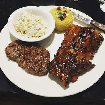 Combo steak and pork ribs .
.
.
#funfoodtic #steak #ribs #tonyromasjakarta #dinner #instafood #foodporn #goodfood #foodie #foodism #western #eeeeeats @tonyromasjakarta