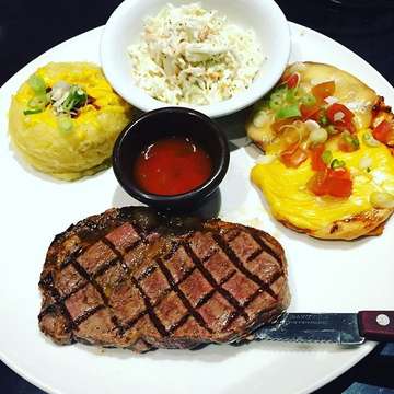 Combo steak and chicken .
.
.
#funfoodtic #steak #instafood #foodporn #foodism #foodie #goodfood #western #eeeeeats #happytummy #dinner @tonyromasjakarta