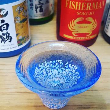 An afternoon fix with my fave coloured petite glass #sake 