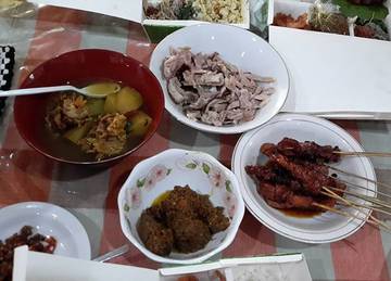 Meat on skewers, extra pork meat (sooooooo tender), pork tail soup, mashed chilli. 
When big brother's in town, don't even think about eating healthy. Oiii. . . #breakfast #cheatday #dietgonewrong