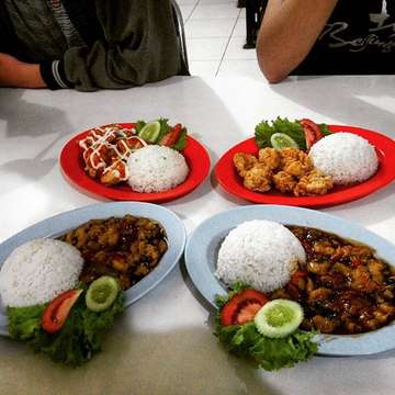 Udang saus Padang, Ayam asam manis, Ayam Mayonaise dan Kakap saus Tiram. Enak ternyata makan di Warung Makan di Warung
