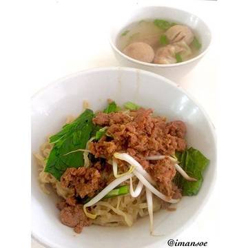 Mie Bangka

Mie Ayam Bangka Asan
Tebet

the difference between the usual chicken noodles with bangka chicken noodle is the addition bean sprout

#jakarta #kulinerjakarta #kulinertebet #noodles #bangkanoodle #mieayam #instafood #instajakarta #food #foodporn #foodie #foodphotography #imansoe