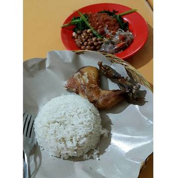 Ayam betutu goreng.. #yummy #foodstagram #instafood #foodporn #foodlover #kulinerbali #explorebali #bali #indonesia
