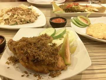 Lunch time..
▪ Ayam Gr Lengkuas ▪ Guramie Pesmol ▪ karedok ▪
#bali #foodblogger #foodtraveller #foodies #cheflife #indonesianrestaurant #balikuliner #masakansundadibali