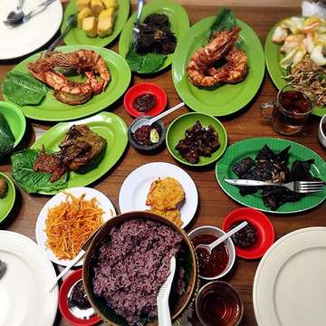 Traditional Sundanese food 👅💦 Surprisingly the place is so clean there's not a single fly. #roadtrip #bandung #mauneh