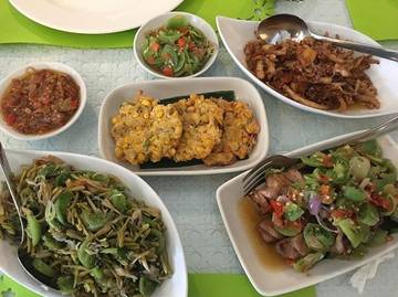 Lunch with  my sister and daughter with 'menado food' :"bunga pepaya, Marlen bakar, bakwan jagung ,ayam suwir " sambal manado, Very delicious and maknyuuus abis😋😋#indonesiafood #food_magazine #culinary #lunchtime #takcuti #gopro #jakarta2016 #april2016 .