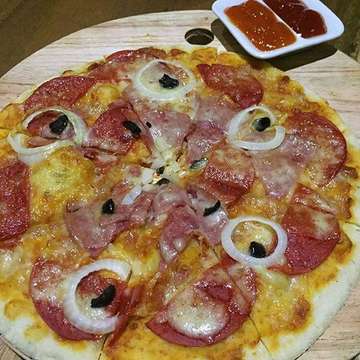 🍕🍕🍕 @Regrann from @mediharsa -  meat lover anyone?? 😁😁 #pizza #meatlover #eat #dinner #balkon_bdg #pizzatime #bandungjuara #bandungbanget #Regrann