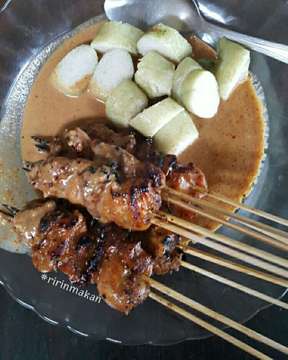 At a glance, it's just like other sate ayam. But once you try it, hmmm it's really good!

The chicken pieces are huge, it took two skewer to hold the pieces. And the nut sauce, finely grinded, with other herbs that makes it soo good. Oh, and the lontong, is smooth, chewy, and I'm sure its made of sticky rice, or a combination of rice and sticky rice.

All and all, this is my favourite satay place.

Sate Ayam Cilacap
Jalan Kramat Kwitang 1D ,no. 20, Central Jakarta.

Score: 4/5
Price: 25k

#ririnmakan #satecilacap #sate #sateayam #sateayamcilacap #sateayamcilacapkwitang #indonesianfood #kulinerjakarta #kulinerjkt #makansanasini #foodgasm #makanpakereceh #makansampekenyang #foodaffair #WTFoodies #instamagazine_ #thefoodexplorer