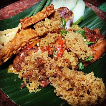 Trying this Ayam penyet pedas *spicy chicken ala Indonesia* and it's so #fabulous 
#chicken #spicy #delicious #indonesianfood #food #foodporn #instafood