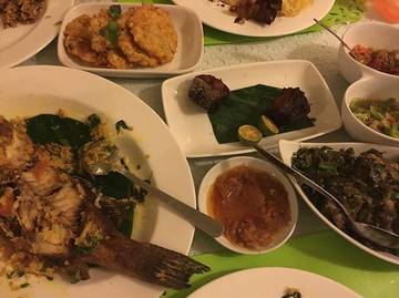 Dinner with my family, eat menado food ; bobara bakar, ayam tinorangsak, sop kepala ikan,perkedel jagung ,...very delicious.😋😋😋#instamood #gopro #menadofoodlover #culinery #caktuci #jakartaculinary #april2016 .
