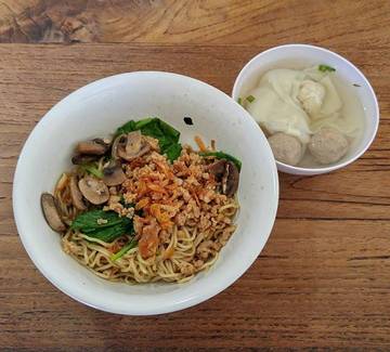 Mie special 88
#noodle #chicken #mushroom #meatball #dumpling #foodlover #foodporn #bali #indonesia #instadaily #instafood
