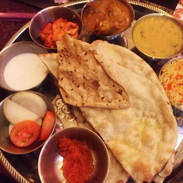 Last Night Indian Feast @thegoldensaffron 🔥
#potd #fotd #food #foodporn #indian #indianfood #thegoldensaffron #citraland #surabaya #kulinersurabaya #surabayafoodies