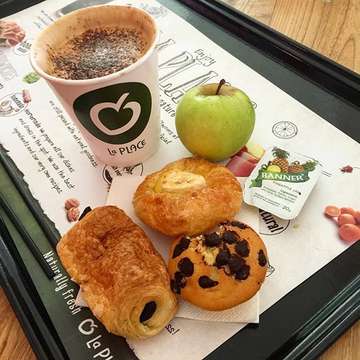 grabbin' a quick bite ☕️🍏🍪🍞 #zilfoodtrip #breakfast #mornings #laplacebali #feelinggoodonthemove