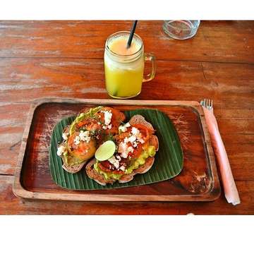 As a good #Foodlover, I spend my time in restaurants in #Bali... Advocado on toast ❤