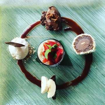 'Symphony of chocolate' @fivelementsbali #saktidiningroom #veganbali #rawfoodbali #rawdessert #vegandessert