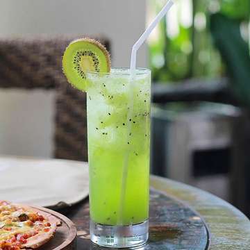 Hands up if you need something to refresh your mind. Kiwi crushed at Tablespoon Coffee House, Bali Paragon Resort Hotel.

This green drink is delicious with a light, fruity aftertaste and has a light sweetness to it. 
This is perfect drink when it hot outside.

Thank you for the photo @robytama

#drink #kiwicrushed #summer #bali #travel #accommodation #recommendation