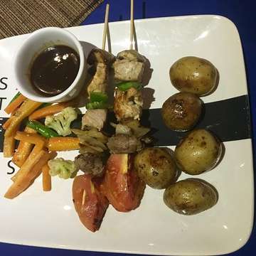 #dinner #mixedskewers #tuna #chicken #beef #teriyakisauce #protein #proteinwhore #foodie #foodporn #vsg #vsgeats #vsgfamily #vsgcommunity #vsginstacrew #eatingtheworld #livingthedream #yougottaeathere #berawa #canggu #bali #indonesia #expats ate all the meat of both sticks delicious!