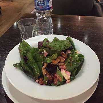 Loving my dinner 😘 #roastedbeetroot #feta #walnut #salad at #coffeeclubbali #yummm #saladdinner
