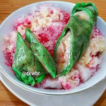|Es Pisang Ijo|
Banana • Rice Flour/Tapioca Wrapper • Hunkwe • Syrup • Condensed Milk • Ice •
Bakmie Bintang Gading Pesanggrahan
Jln. Pesanggrahan Raya No.10E, Kembangan
Telp: 0215808805
Price: I didn't check
Best on the menu: N/A
.
I did my review before. Anyway, EXCEPT for the banana and its green wrapper, everything was yum. Sweet syrup with condensed milk and ice on a hot afternoon in Jakarta. Can't go wrong with those combination really. You just can't stop slurping the sweet soup over and over again. Don't say I didn't warn you.
.
#throwback #dessert #localfood #streetfood #espisangijo #espisanghijau #banana #yum #yummy #nomnom #syrup #milk #ice #shavedice #indonesianfood #indonesiandessert #amazingindonesianfood #food #foodie #foodporn #foodgasm #foodphotography #foodpic #foodcoma #culinary #kuliner #kulinerjakarta #whattoeatinjakarta #jakartafood #jakartafoodguide
