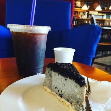 Cheese oreo cake 🍰🍰.. Ice coffee 🍷☕️🍷☕️... @thecoffeebean  #coffeetime #coffee