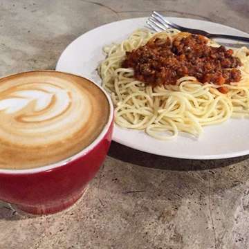Come and get your lunch with your daily dose of caffeine. We now offer lunch combo of delicious homemade spaghetti bolognise and drink of your choice for only 40k. Find us @zerohourcoffee 💕🍝☕️
.
#new #menu #spaghetti #spagetti #bolognese #bolognaise #spagettibolognese #combo #lunch #coffee #makananenak #kemanamanamakan #letsgoeat #bandung #bdgfoodies #bdgfood #culinaryteddy #makananbandung #promo #makanpakereceh #nakamajem #foodjournalbdg #foodnotebdg #kulinerbandung #food #foodporn #bdgsociety