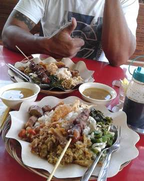 Kuliner lagi kiteeee... dengan abang @yopie_item #babiguling #bali #surabaya #food #pork #nonhalal #laper #piggy #spicy
