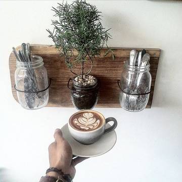 #barista #baristalife #baristadaily #coffeeshop #coffee #tulip #latteart #coffeelover #coffeeart #baristabali grab your coffee this morning at @bottegaitalianabali feel the real teast of italiana coffee☕️👌